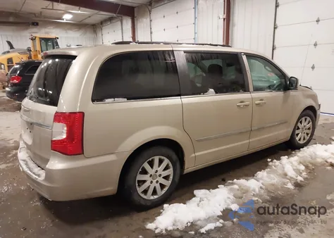 2015 Chrysler Town & Country Touring z USA, uszkodzony, nr VIN 2C4RC1BG9FR551864